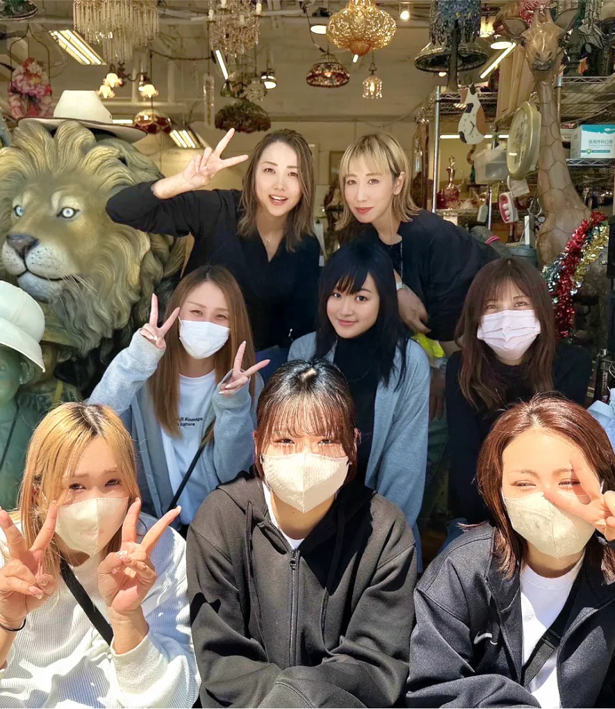 店舗の外観写真とスタッフ