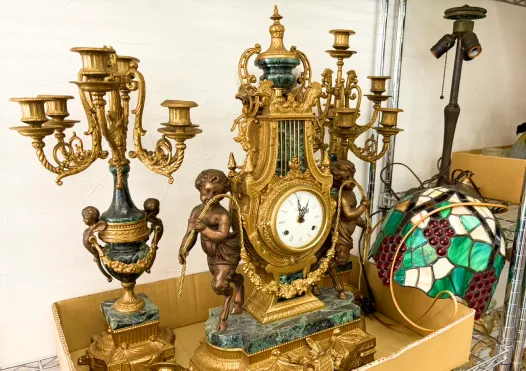 燭台とアンティーク時計の展示