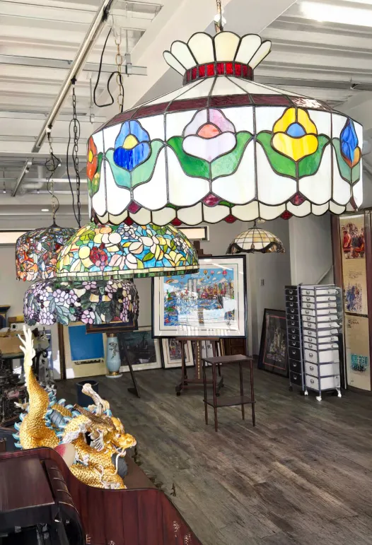 大きなシャンデリアと店内の様子